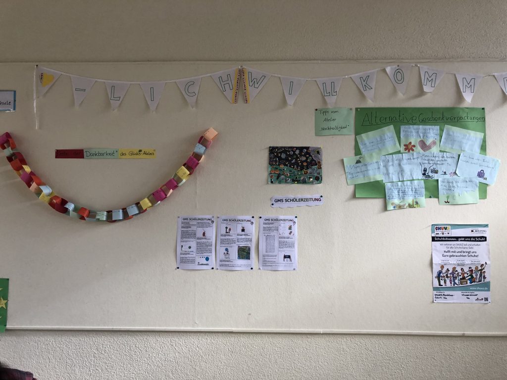 In diesem Schuljahr starteten in der Grundschule wieder die Ateliers. Im Laufe ihrer Grundschulzeit besuchen die Kinder im halbjährlichen Wechsel verschiedene Ateliers. Sie sind hierbei in jahrgangsgemischten Gruppen von Klasse 2 bis 4. Einige Ergebnisse der Ateliers sind im Foyer der Grundschule zu sehen.