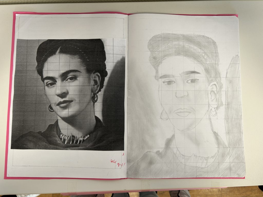 Ein Porträt von Frida Kahlo mit der Rastertechnik anfertigen