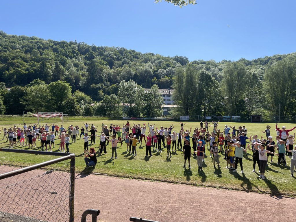 Spendenlauf Grundschule Mai 2025_Aufwärmen.jpeg