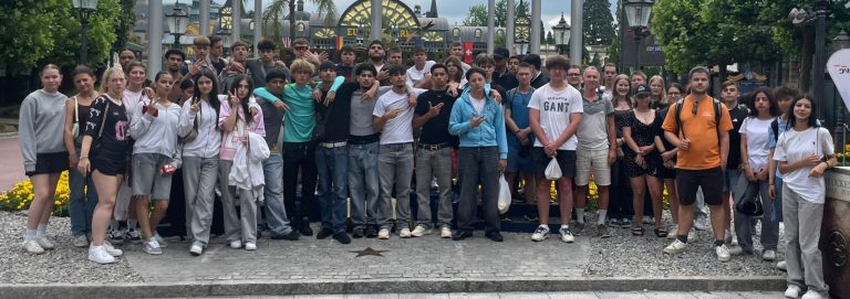 Ein Gruppenfoto der Abschlussklasse der Gemeinschaftsschule Wertheim 2025/26 auf Klassenfahrt.