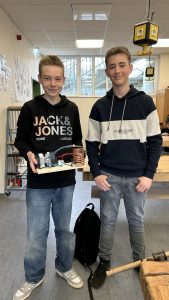 Die beiden Jungs möchten einen Getränkekühler für Dosen entwickeln. Ihren Prototypen halten sie bereits in den Händen.
