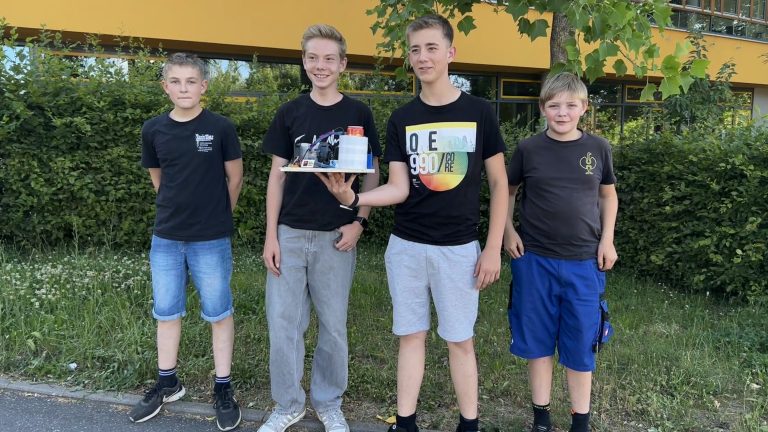 4 Schüler der GMS Wertheim stehen vor dem DBG um mit ihrem Projekt bei den Kreativen Köpfen anzutreten.