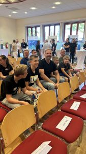 Es ist spannend. Eltern und Kinder warten auf die Auftaktveranstaltung der kreativen Köpfe.